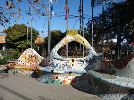 Modelado de banco revestido en mosaico en la Plaza San Martín de Mina Clavero, Córdoba, Argentina
